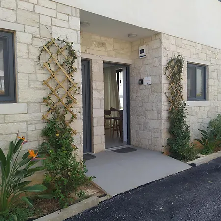 Cream Cozy Getaway - 3 Pearls Pool Retreat Apartament *